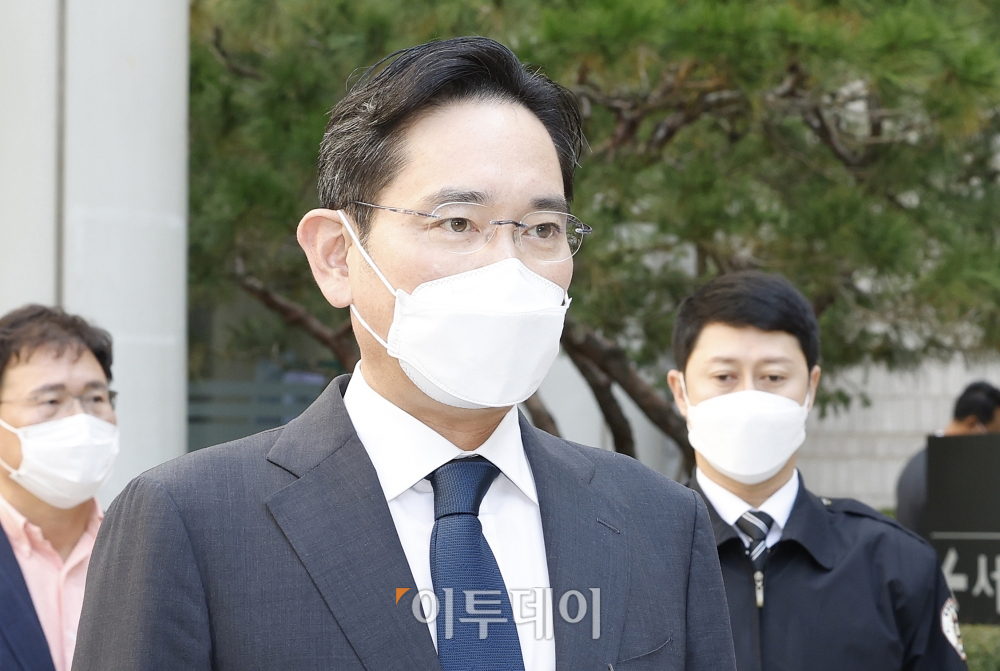 ▲ 이재용 삼성전자 회장이 지난달 27일 오전 서울중앙지법에서 열린 1심 공판을 마친 후 회장 취임 소감을 밝히고 있다. (조현호 기자 hyunho@)