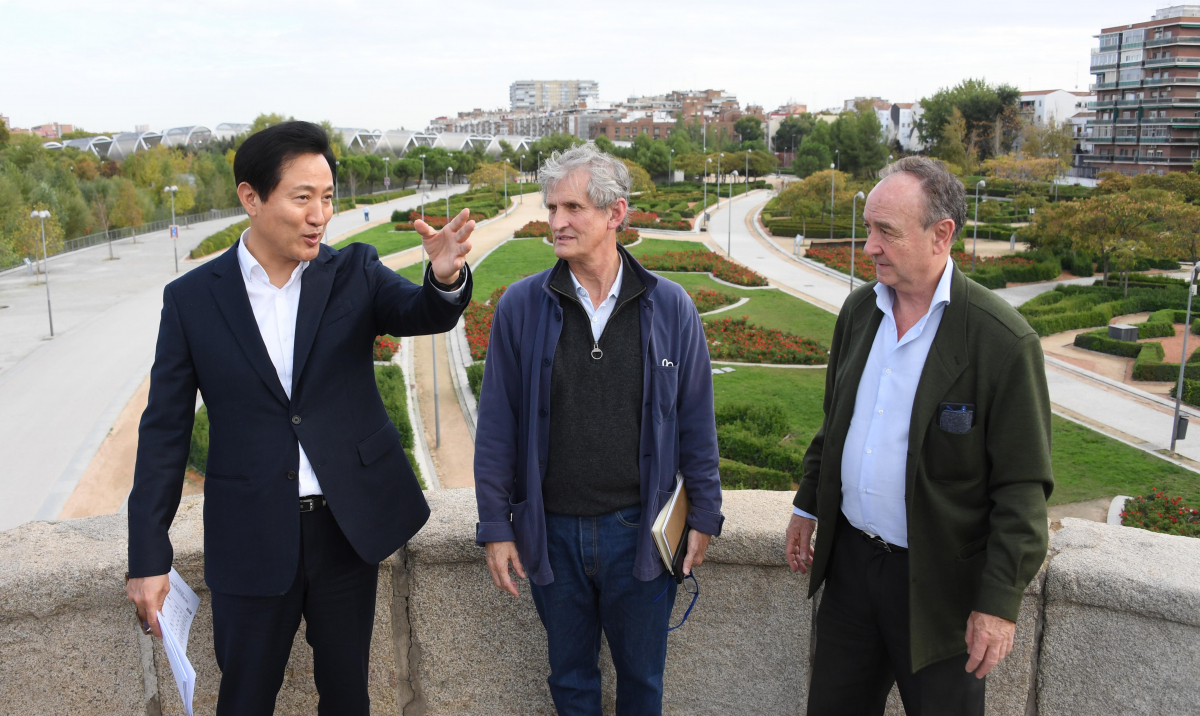 ▲오세훈 서울시장이 26일(현지시간) 도로 지하화 후 지상에 조성된 스페인 마드리드 리오공원을 방문해 프로젝트를 기획한 페르난도 포라스 이슬라 리오공원 공동 건축가(가운데)의 설명을 듣고 있다. (연합뉴스)