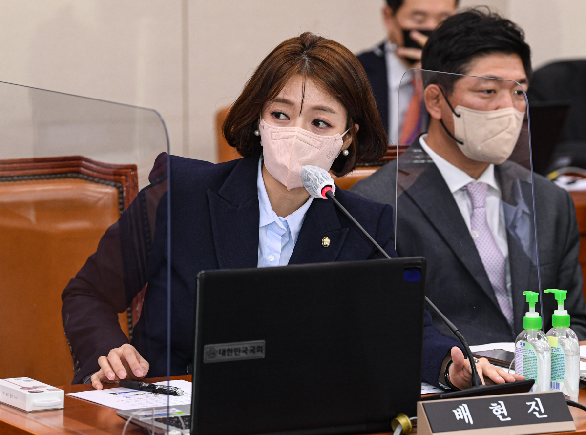 ▲[서울=뉴시스] 최진석 기자 = 배현진 국민의힘 의원이 24일 오후 서울 여의도 국회에서 열린 문화체육관광위원회의 문화체육관광부, 문화재청, 그 소속기관, 공공기관 및 유관기관에 대한 국정감사 종합감사에서 문화체육관광부의 자료 제출 오류에 관해 의사진행 발언을 하고 있다. 2022.10.24. (공동취재사진) photo@newsis.com