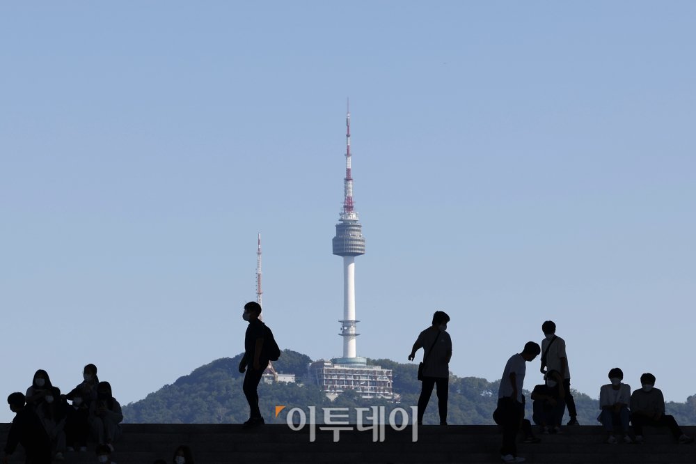 ▲가을이 사작했음을 알리는 절기상 백로(白露)인 8일 오전 서울 용산구 국립중앙박물관에서 바라본 하늘이 푸르다. 조현호 기자 hyunho@