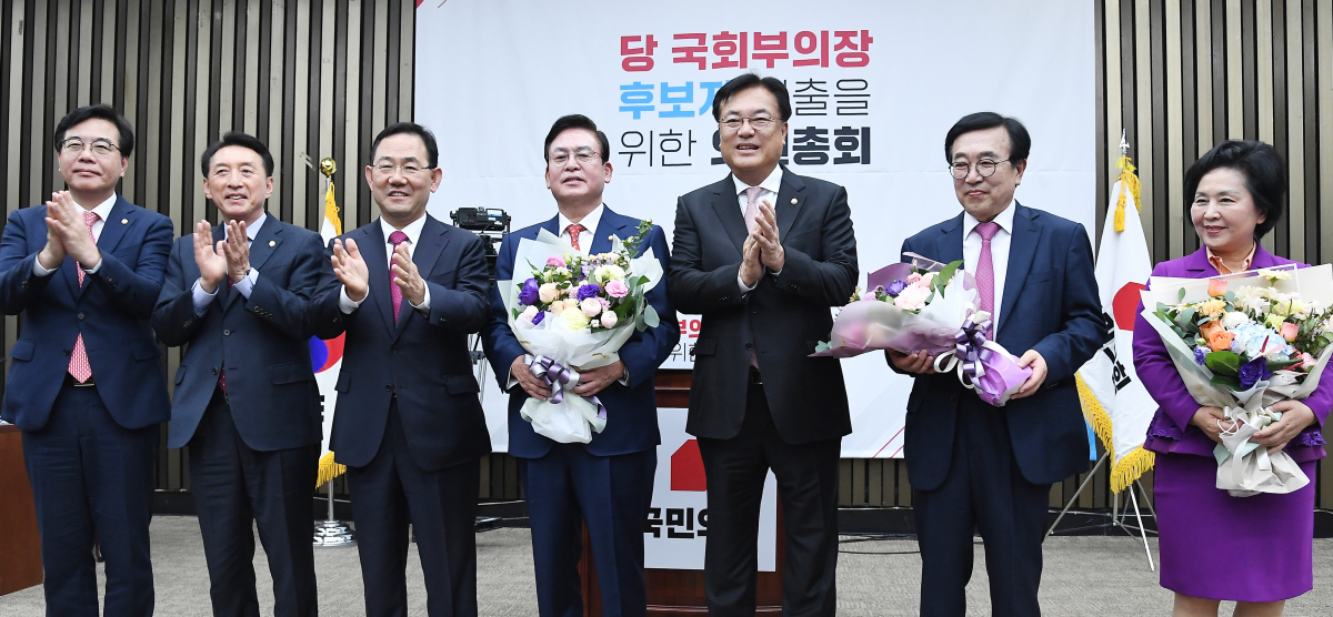 ▲국민의힘 정우택 의원이 25일 국회에서 열린 의원총회에서 국회부의장 후보자로 선출된 뒤 정진석 비상대책위원장과 기념촬영을 하고 있다. 왼쪽부터 국민의힘 송언석 원내수석부대표, 김석기 사무총장, 주호영 원내대표, 정 의원, 정진석 비상대책위원장, 서병수 후보, 김영선 후보. (국회사진기자단)