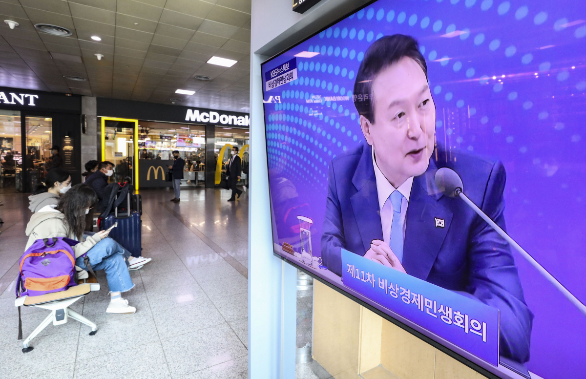 ▲ 27일 오후 서울역 대합실에 윤석열 대통령 주재 제11회 비상경제민생회의 생중계되고 있다. (뉴시스)