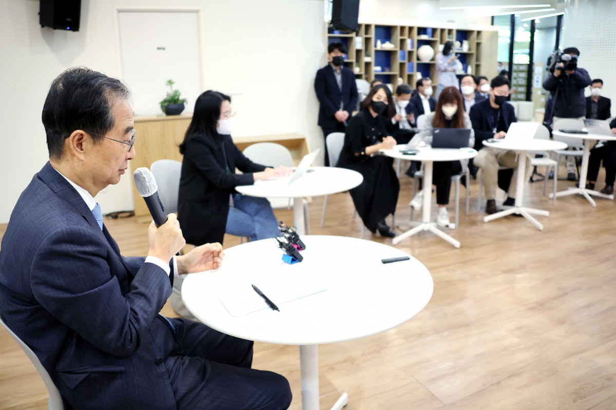 ▲한덕수 국무총리가 27일 정부서울청사에서 출입 기자들과 만나 백브리핑을 하고 있다.  (연합뉴스)