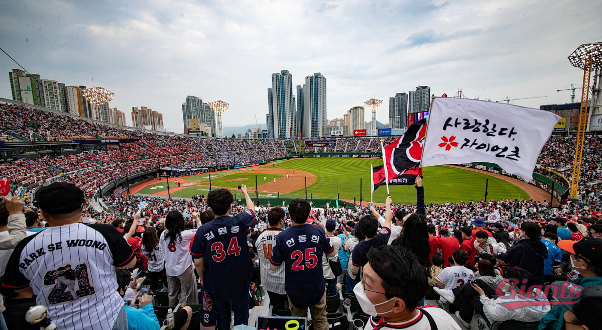 ▲지난 5월 롯데-삼성전에서 만원 관중을 기록한 사직야구장. (사진제공=롯데)