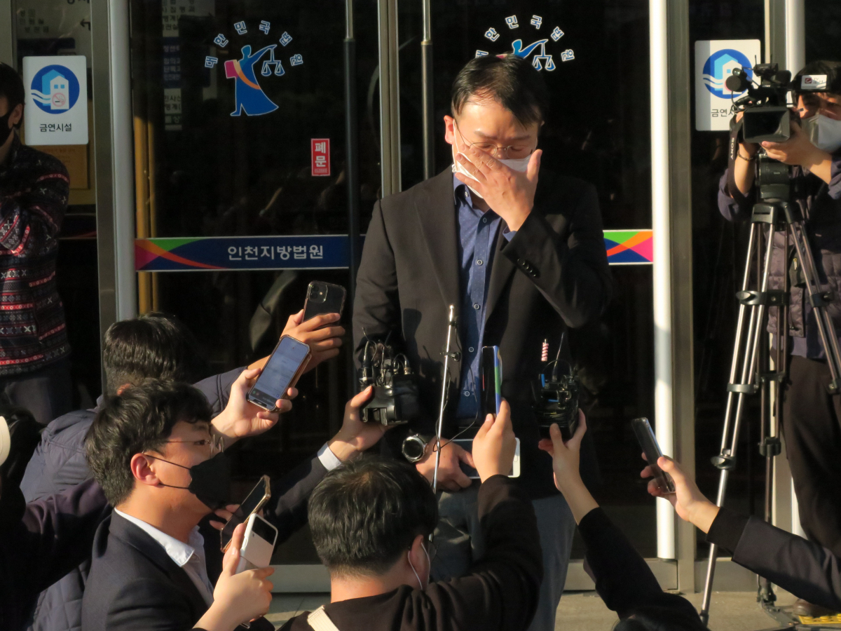 ▲27일 ‘계곡살인'으로 구속기소된 이은해(31·여)씨와 조현수(30)씨가 선고공판에서 각각 무기징역과 징역 30년을 선고받은 가운데 인천 미추홀구 인천지법에서 피해자 유가족이 심정을 토로하고 있다.  (뉴시스)