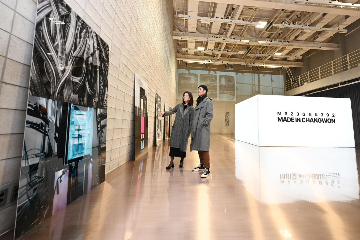 ▲LG전자가 냉장고 신제품 ‘LG 디오스 오브제컬렉션 무드업(MoodUP)’ 출시를 기념해 서울 강남구 모스스튜디오에서 27일부터 3일간 사진전 ‘메이드 인 창원(Made in Changwon): M623GNN392’를 진행한다 (사진제공=LG전자)