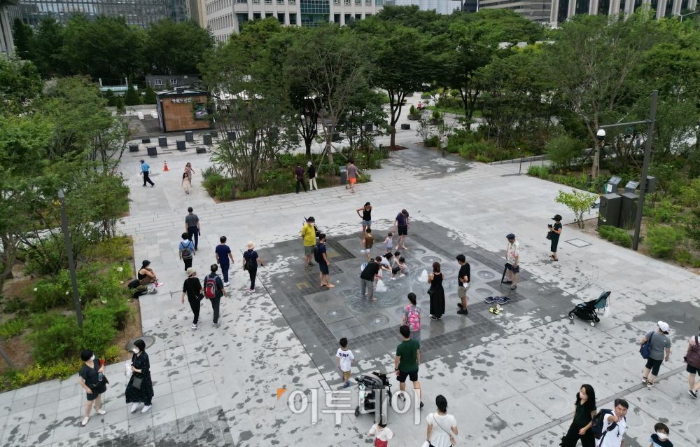 ▲서울 광화문광장 재개장 후 시민들이 산책을 하고 있다. ( 조현호 기자 hyunho@)