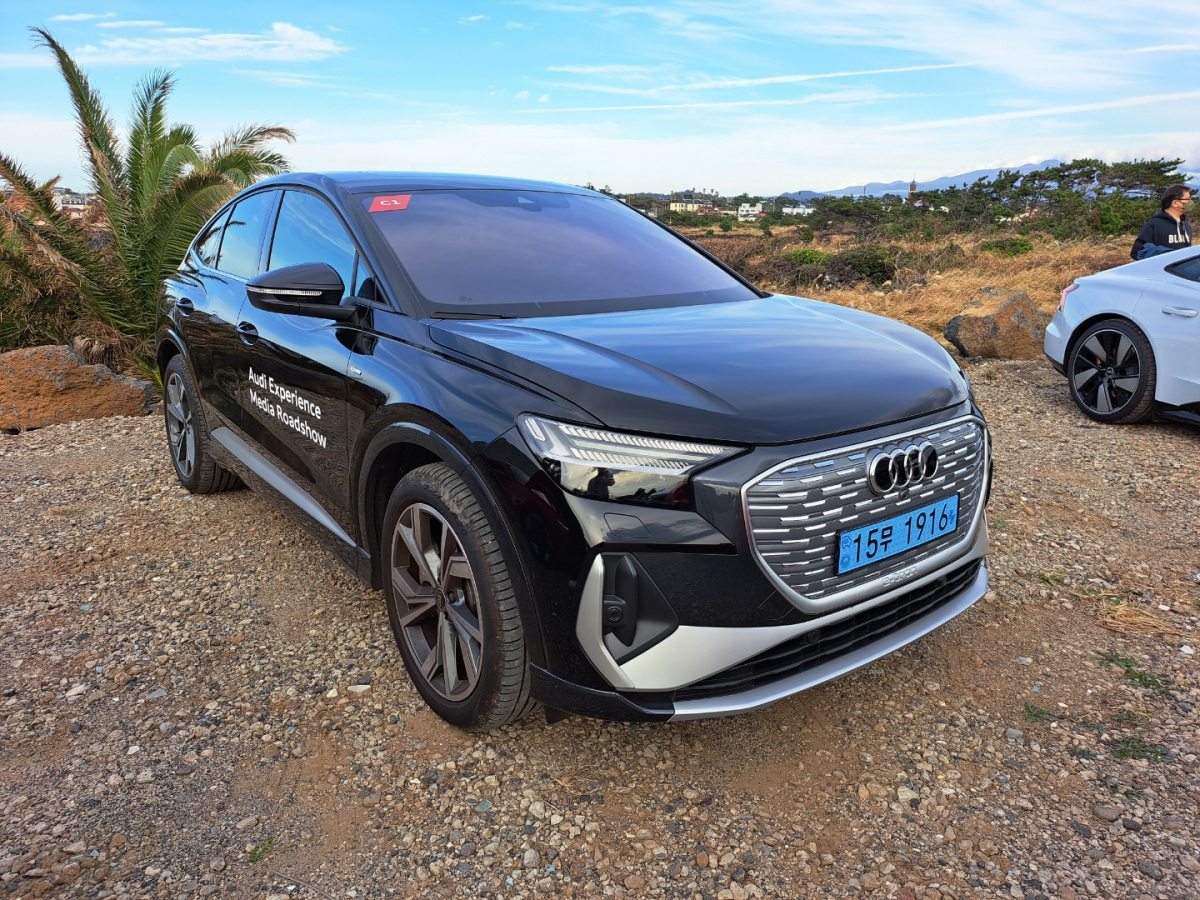 ▲Q4 스포트백 e-트론의 정측면. 전형적인 스포츠유틸리티차(SUV)지만 날렵함을 갖추고 있다 (이민재 기자 2mj@재)