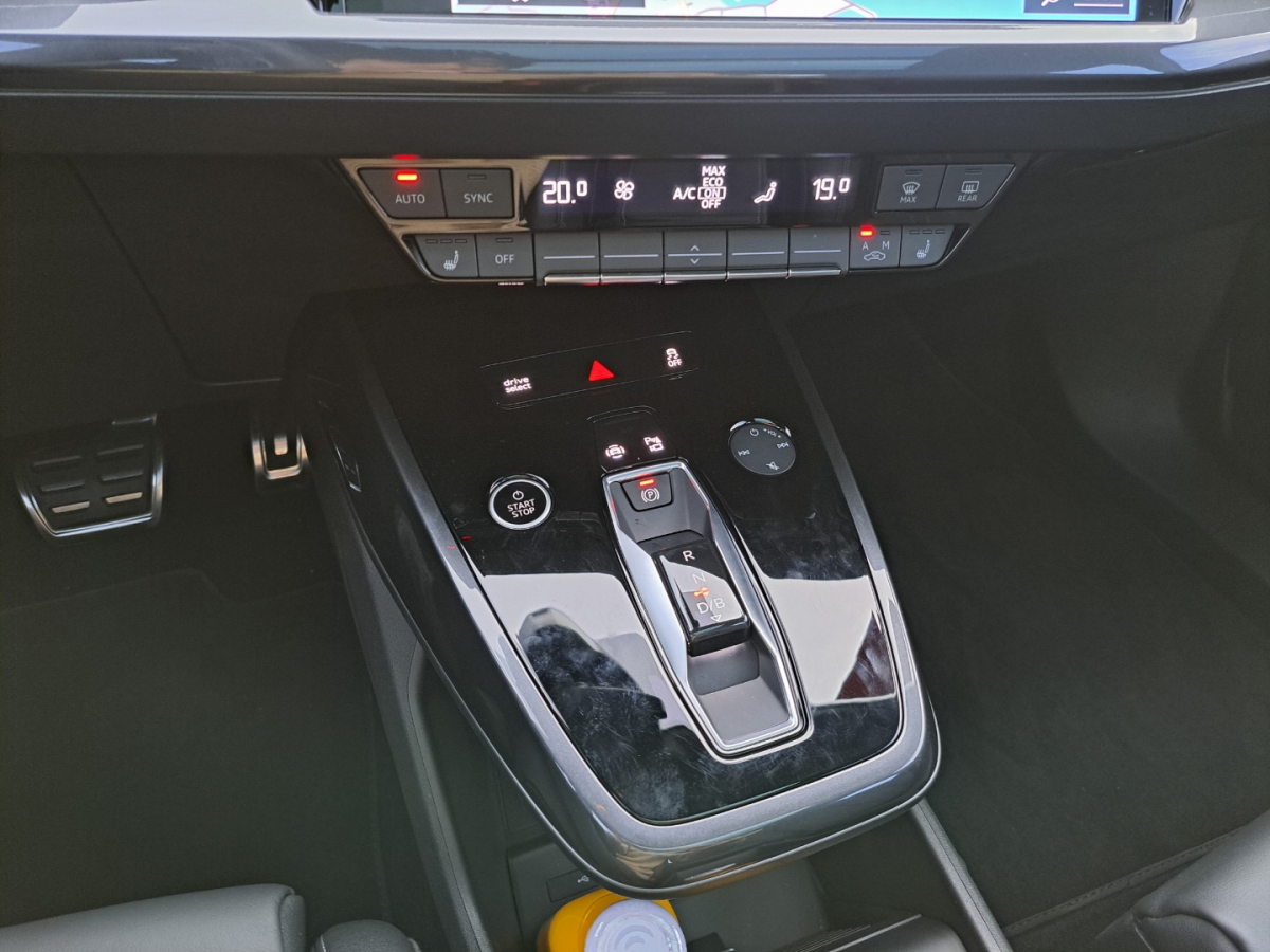 ▲Q4 스포트백 e-트론의 차량 조작부. 대부분이 물리버튼으로 구성돼 직관적이다 (이민재 기자 2mj@재)