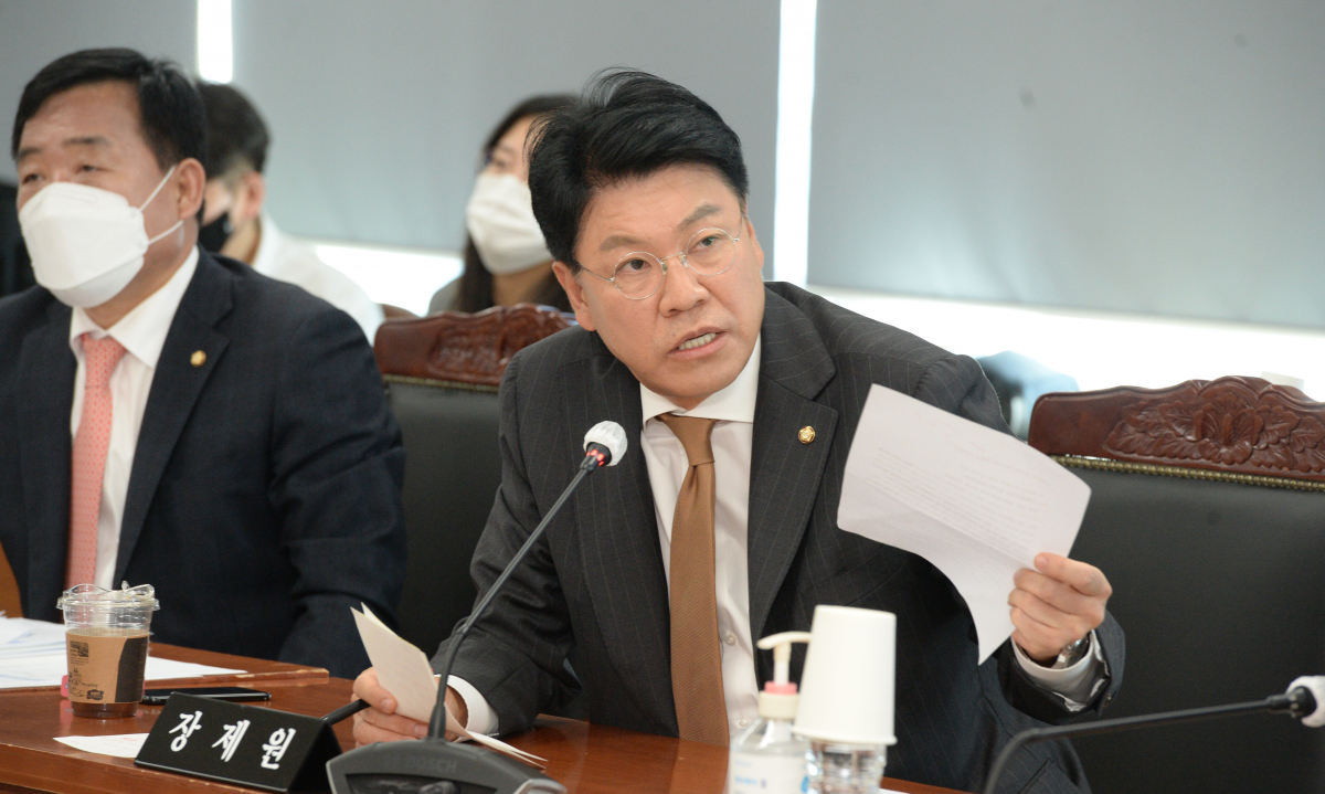 ▲[울산=뉴시스] 배병수 기자 = 장제원 국민의힘 국회의원이 17일 울산경찰청 6층 회의실에서 열린 2022년도 행정안전위원회 국정감사에서 질의를 하고 있다. 2022.10.17. bbs@newsis.com