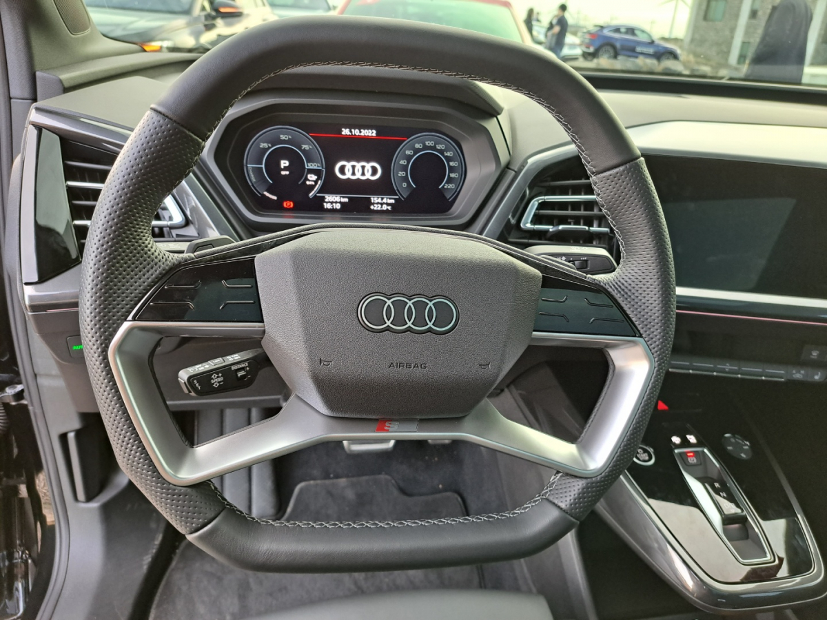 ▲Q4 스포트백 e-트론에 적용된 스티어링 휠. 아래 위가 잘려나가 육각형의 모습이다. 왼쪽 하단에는 '어댑티브 크루즈 어시스트' 등을 조절할 수 있는 레버가 보인다 (이민재 기자 2mj@재)