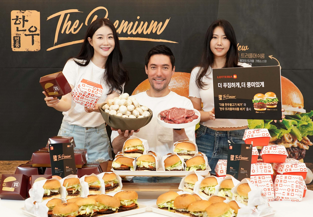 ▲서울 마포구 롯데리아 홍대점에서 모델들이 더블한우불고기버거,한우 트러플머쉬룸 버거를 소개하고 있다.  (사진제공=롯데GRS)