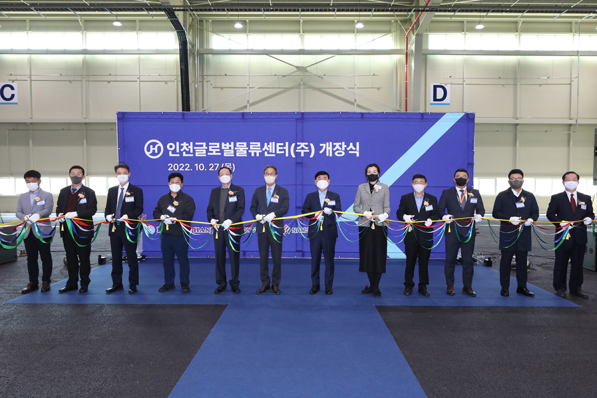 ▲IGDC(인천글로벌물류센터) 개장식에 참석한 주요 관계자가 테이프 커팅식을 진행하고 있다. 노삼석 한진 대표이사 사장(오른쪽에서 여섯 번째), 조현민 한진 미래성장전략 및 마케팅 총괄 사장(오른쪽에서 다섯 번째), 류인관 인천글로벌물류센터 대표이사(오른쪽 첫 번째) 등 관계자들이 커팅식과 함께 기념촬영을 하고 있다. (사진제공=한진)