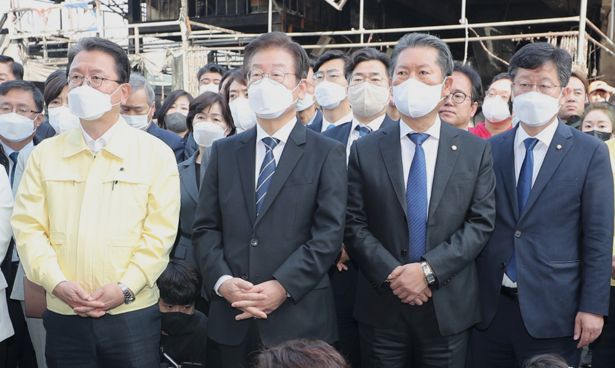 ▲28일 오전 더불어민주당 이재명 대표가 대구 북구 매천동 농수산물 도매시장 화재 현장을 방문해 화재 브리핑을 듣고 있다. (대구=연합뉴스)