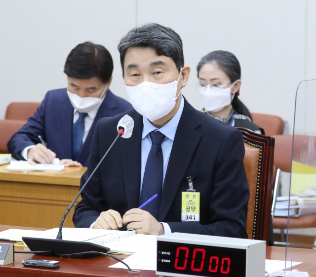 ▲이주호 부총리 겸 교육부장관 후보자가 28일 오전 국회 교육위원회에서 열린 인사청문회에서 의사진행 발언을 경청하고 있다.  (연합뉴스)