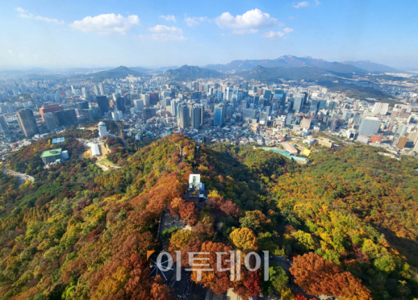 ▲절기상 상강인 23일 서울 남산의 단풍이 형형색색 물들고 있다. (신태현 기자)