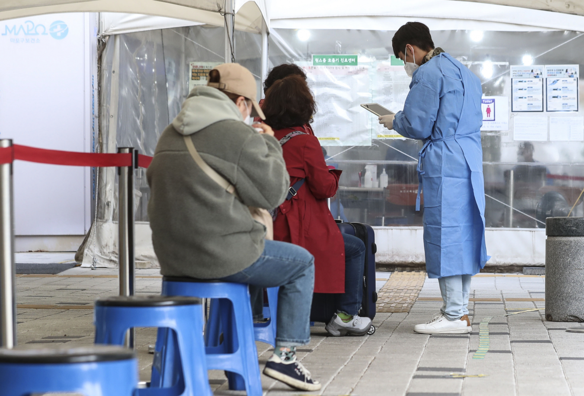 ▲[서울=뉴시스] 김근수 기자 = 국내 코로나19 신규확진자 수가 4만 842명을 기록한 26일 오후 서울시 마포구 보건소 선별진료소에서 시민들이 검사를 받기 위해 대기하고 있다. 2022.10.26. ks@newsis.com