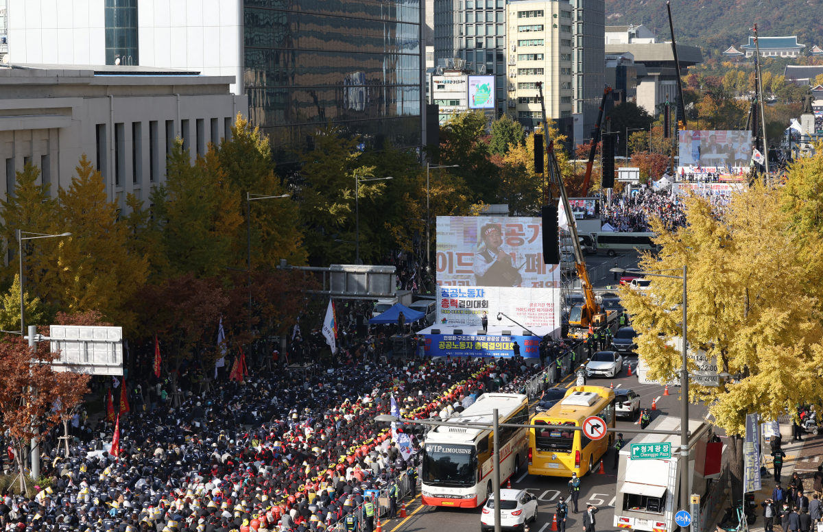 ▲29일 서울시의회 앞에서 양대노총 공공부문 노동조합 공동대책위원회 주최로 '공공노동자 총력 결의대회'가 열리고 있다. (연합뉴스)