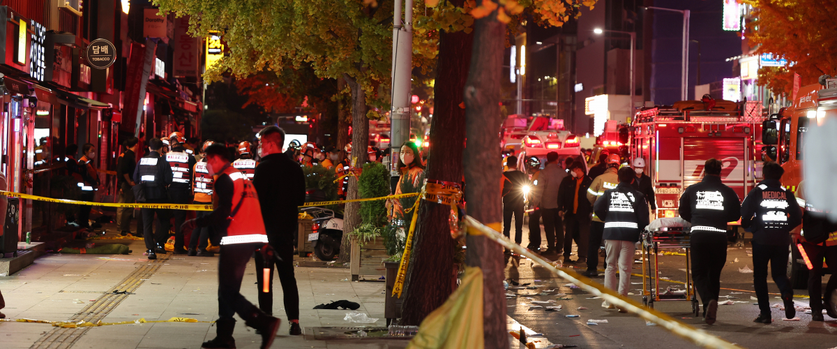 ▲지난 29일 오후 서울 용산구 이태원동 일대에 핼러윈을 맞아 인파가 몰려 대규모 인명사고가 발생, 소방대원들이 구조활동을 하고 있다. (연합뉴스)