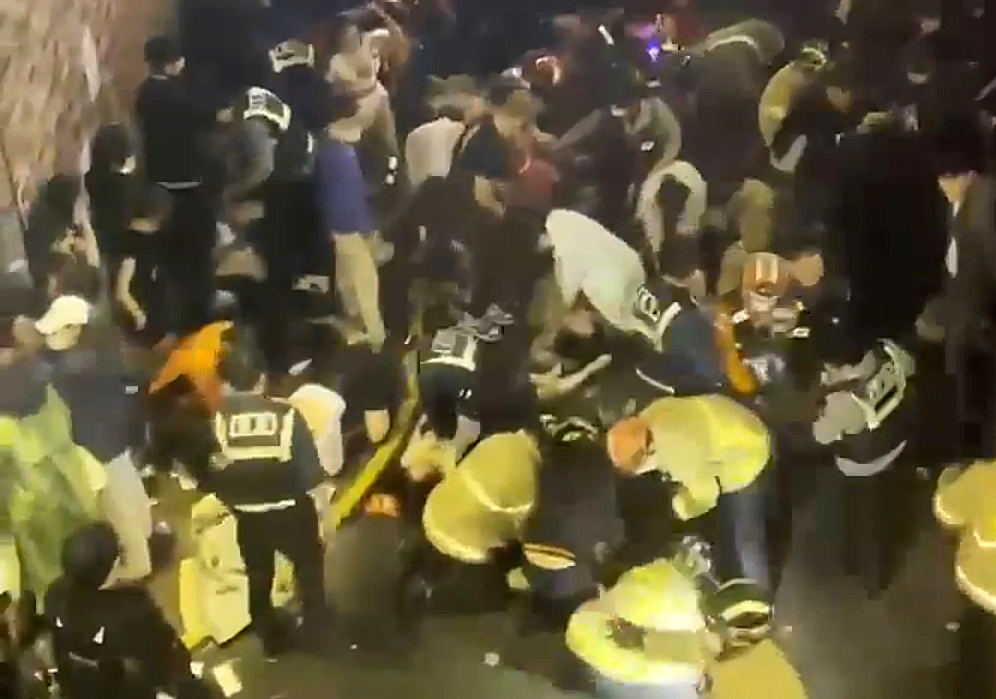 ▲29일 서울 용산구 이태원 일대에서 대규모 압사 사고가 발생해 소방대원들이 현장을 수습하고 있다. (뉴시스)