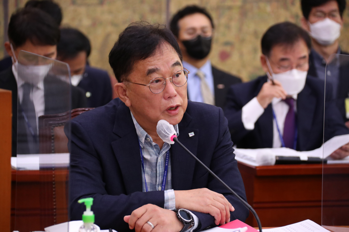 ▲김규철 게임물관리위원회 위원장이 13일 오전 국회 문화체육관광위원회에서 열린 한국콘텐츠진흥원 등에 대한 국정감사에서 의원질의에 답변하고 있다.  (국회사진기자단)