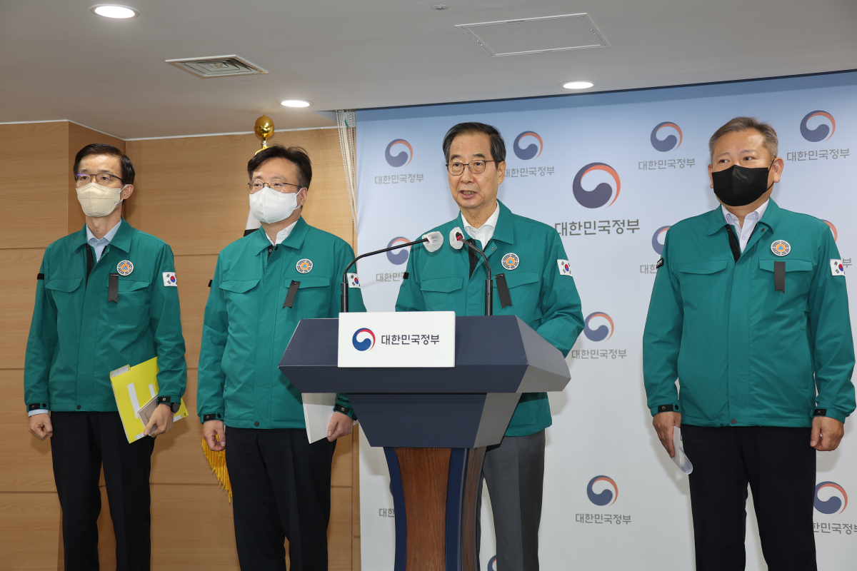 ▲한덕수 국무총리가 30일 정부서울청사 브리핑실에서 검은 리본을 가슴에 달고 '이태원 압사 참사'와 관련, 브리핑하고 있다. (연합뉴스)