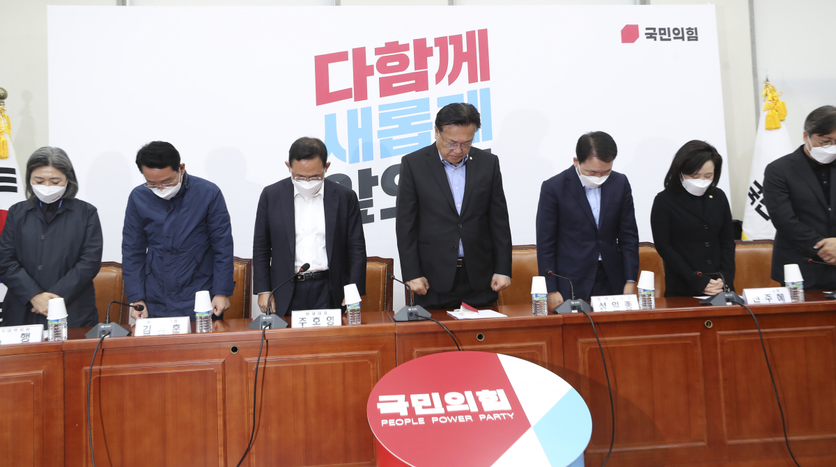 ▲정진석 국민의힘 비상대책위원장이 30일 서울 여의도 국회에서 열린 국민의힘 이태원 사고 관련 긴급 비상대책위원회의에 참석해 희생자를 애도하는 묵념을 하고 있다. 왼쪽부터 국민의힘 김행, 김상훈 비상대책위원, 주호영 원내대표, 정진석 비상대책위원장, 서일종 정책위의장, 전주혜, 김종혁 비상대책위원. (뉴시스)