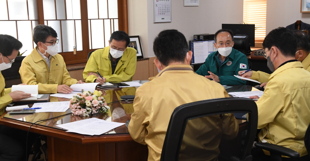 ▲추경호 경제부총리 겸 기획재정부 장관이 10월 30일 오전 서울 종로구 정부서울청사에서 이태원 사고와 관련 긴급상황점검대책회의를 소집, 회의를 주재하고 있다. (사진제공=기획재정부)