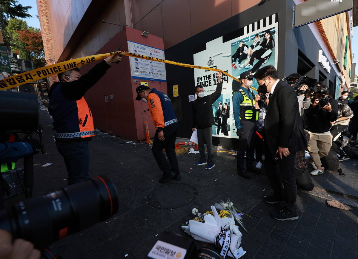▲박찬대 최고위원, 김영호 의원을 비롯한 더불어민주당 이태원 참사 대책기구 관계자들이 30일 서울 용산구 이태원동 '핼러윈' 사고 현장을 살피고 있다.  (연합뉴스)