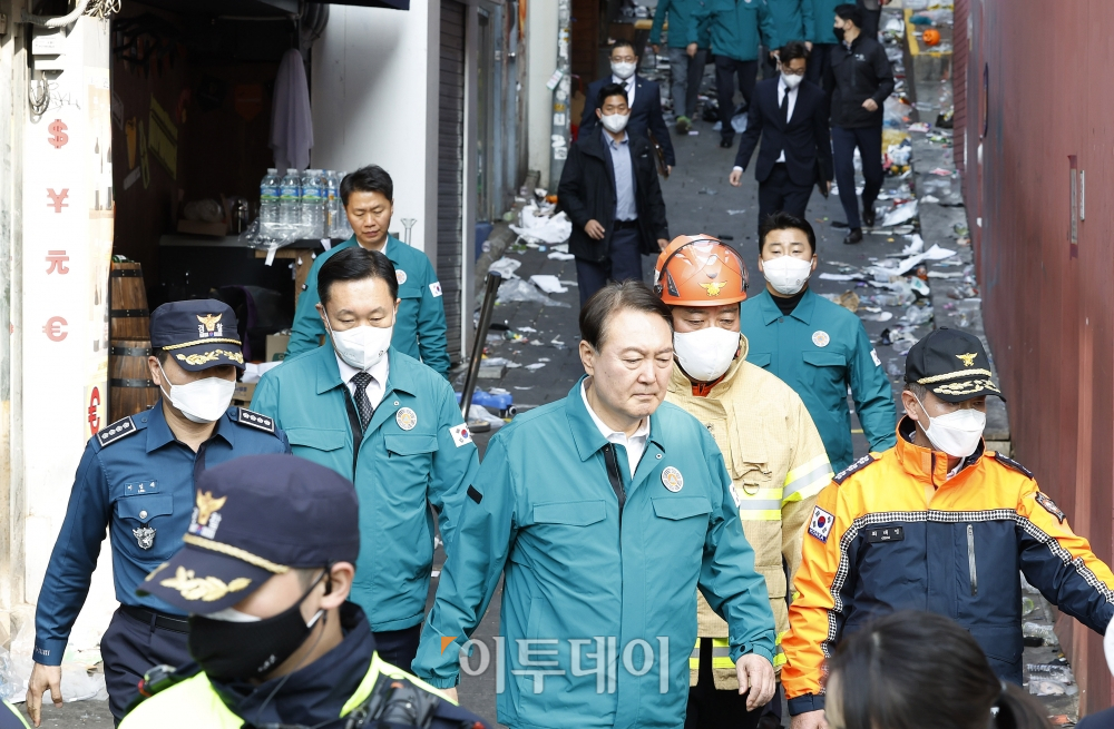 ▲윤석열 대통령이 30일 오전 서울 용산구 이태원에서 발생한 대규모 압사사건 현장을 살펴보고 있다. 조현호 기자 hyunho@