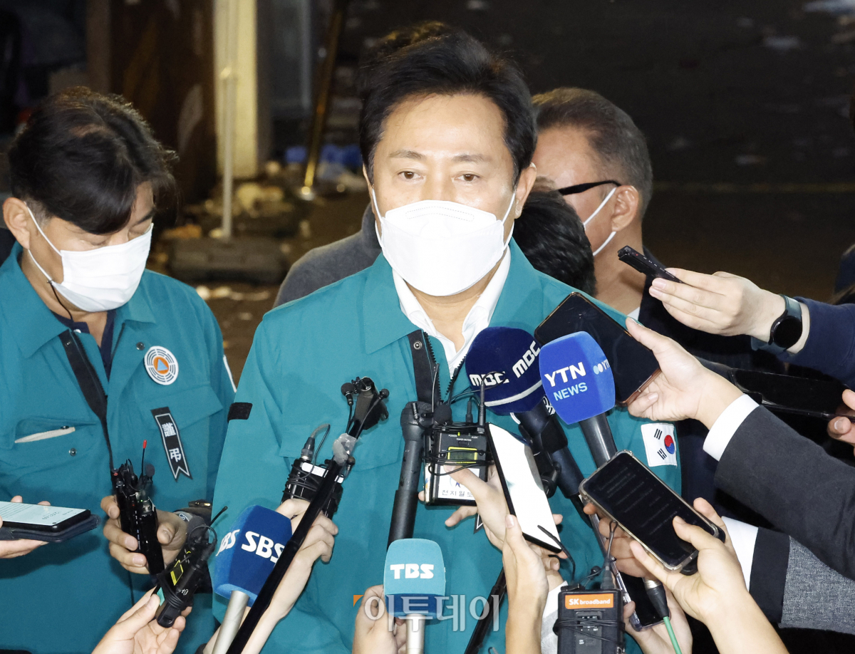 ▲30일 오후 5시 42분 이태원 사고 현장을 찾은 오세훈 서울시장이 취재진의 질문에 답하고 있다.  (조현호 기자 hyunho@)