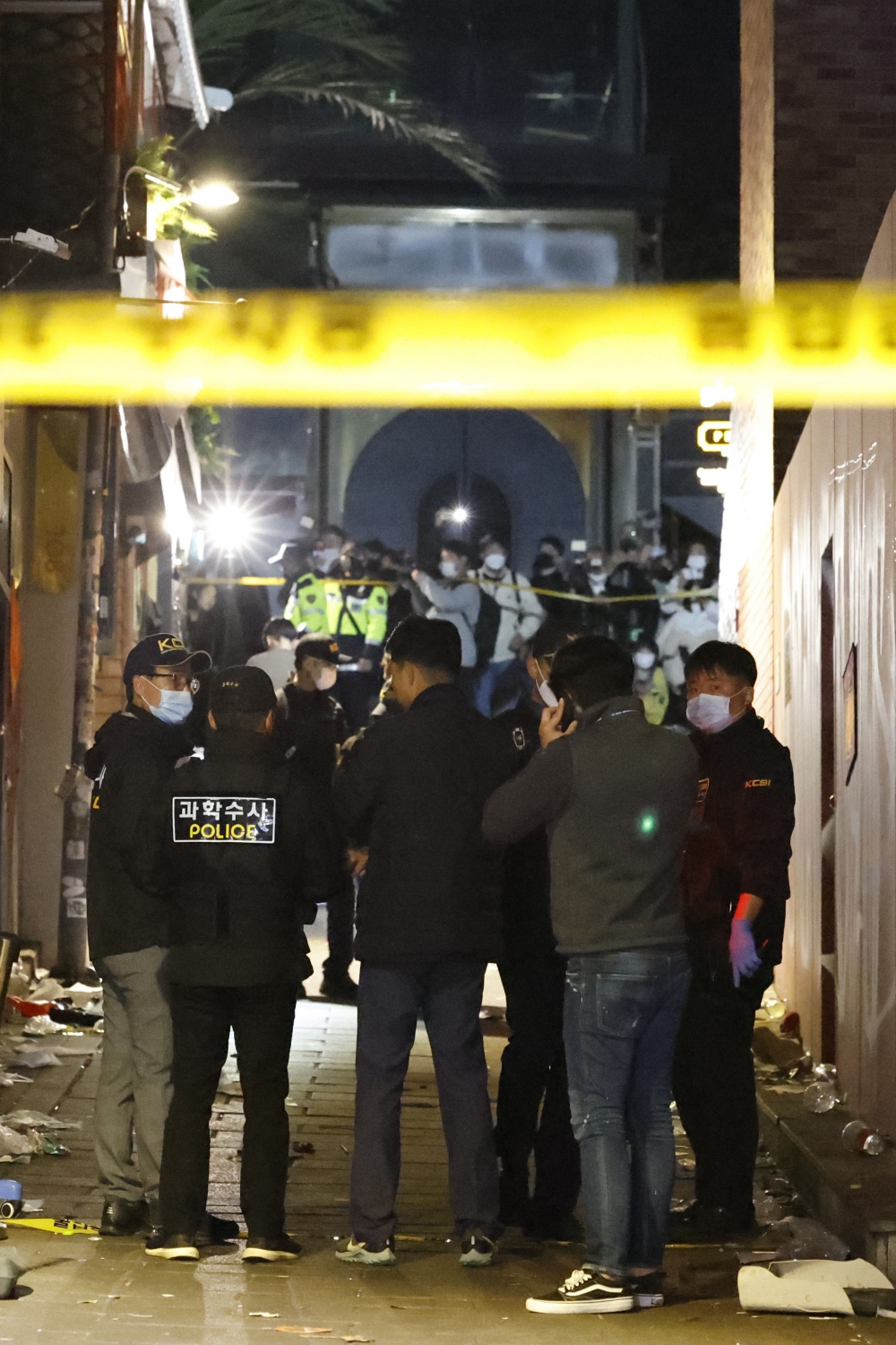 ▲29일 밤 서울 용산구 이태원 일대에서 대규모 압사사고가 발생한 가운데 30일 새벽 과학수사대가 현장을 살펴보고 있다. 소방당국은 이날 압사사고로 146명이 사망하고 150명이 부상당했다고 밝혔다. (조현호 기자 hyunho@)