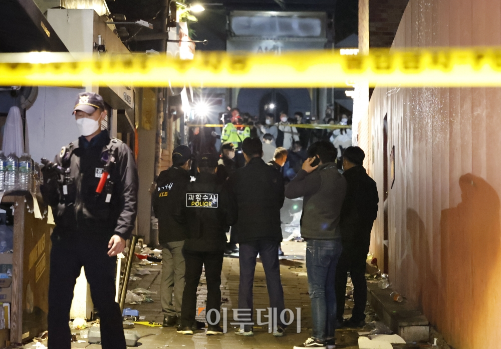 ▲29일 밤 서울 용산구 이태원 일대에서 대규모 압사사고가 발생한 가운데 30일 새벽 과학수사대가 현장을 살펴보고 있다. 소방당국은 이날 압사사고로 146명이 사망하고 150명이 부상당했다고 밝혔다. (조현호 기자 hyunho@)