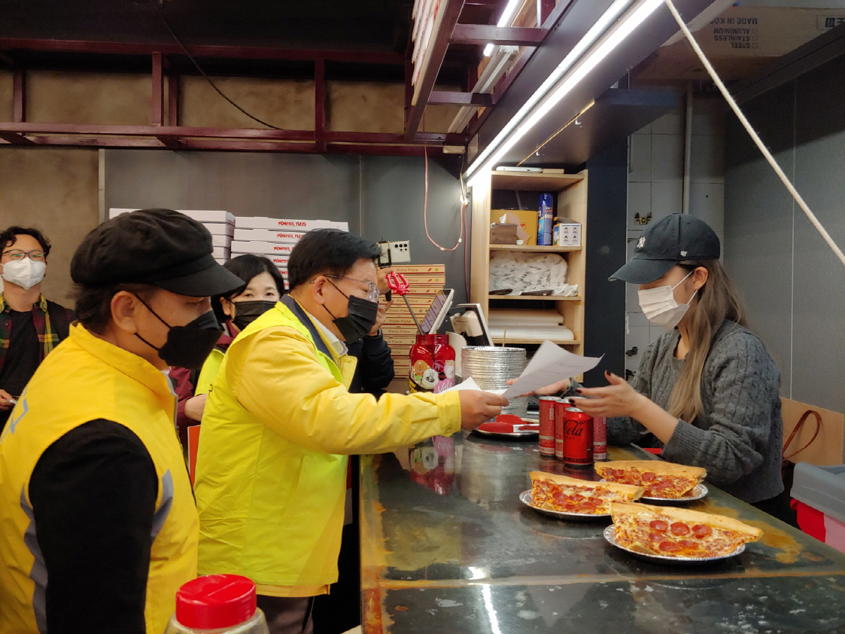 ▲▲휴업 권고 전하는 박강수 마포구청장
 (연합뉴스)