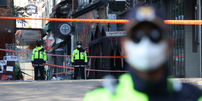 ▲이태원 사고 현장 출입 통제하는 경찰(연합뉴스)