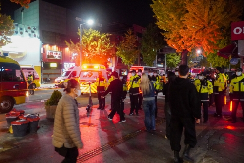 ▲한국 이태원 거리를 30일 경찰들이 통제하고 있다. 서울/타스연합뉴스
