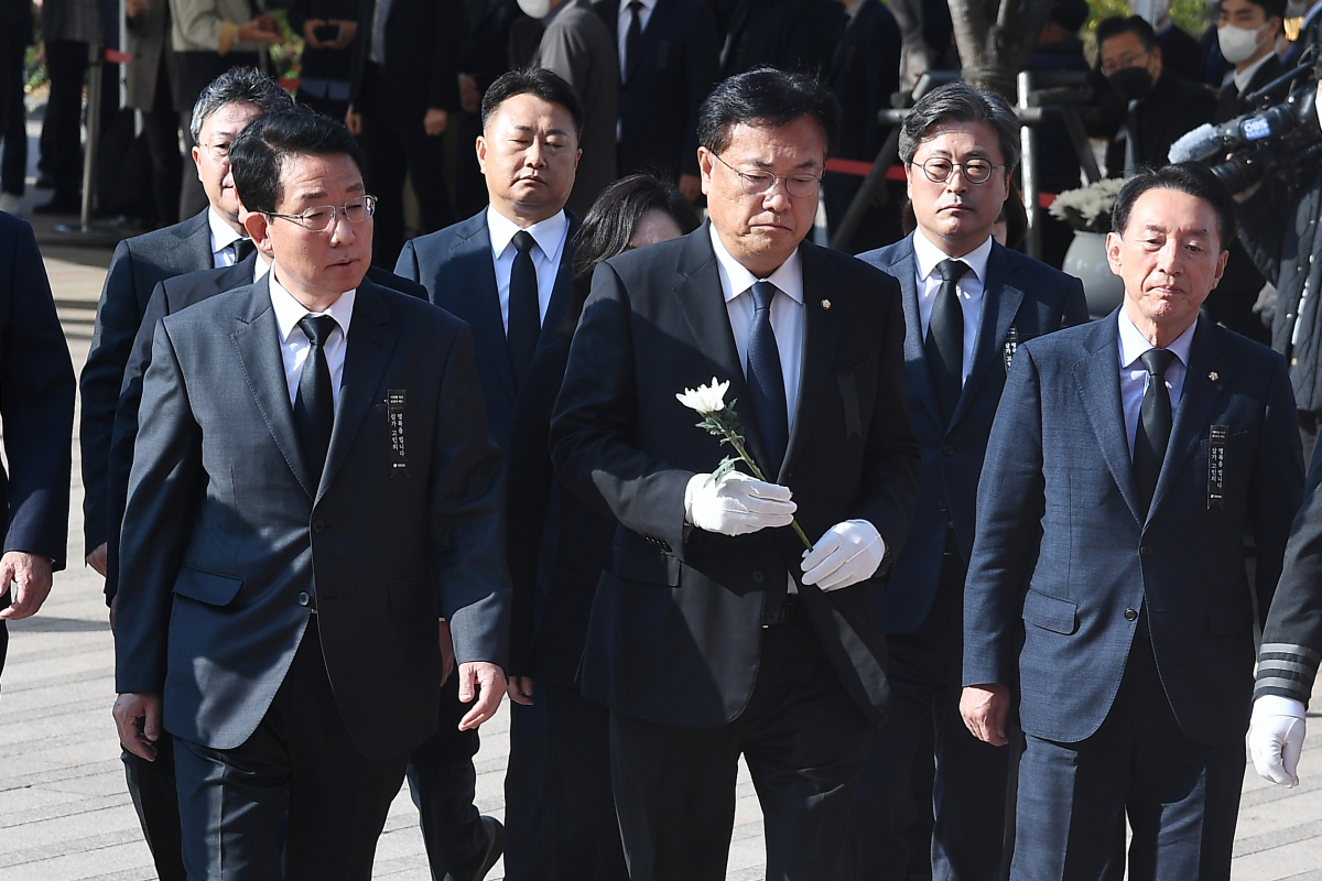 ▲국민의힘 정진석 비상대책위원장과 당 관계자들이 31일 서울 중구 서울광장에 마련된 이태원 참사 합동분향소에서 희생자들을 추모하기 위해 입장하고 있다. (공도위재)