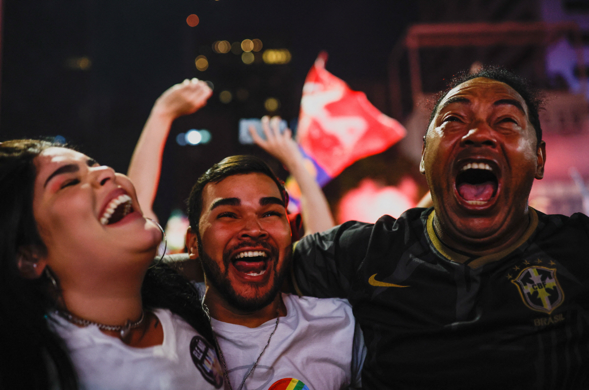 ▲브라질 상파울루에서 루이스 이나시오 룰라 다시우바 당선인 지지자들이 30일(현지시간) 대선 결선투표에서 룰라 후보가 이겼다는 소식에 환호하고 있다. 상파울루(브라질)/로이터연합뉴스
