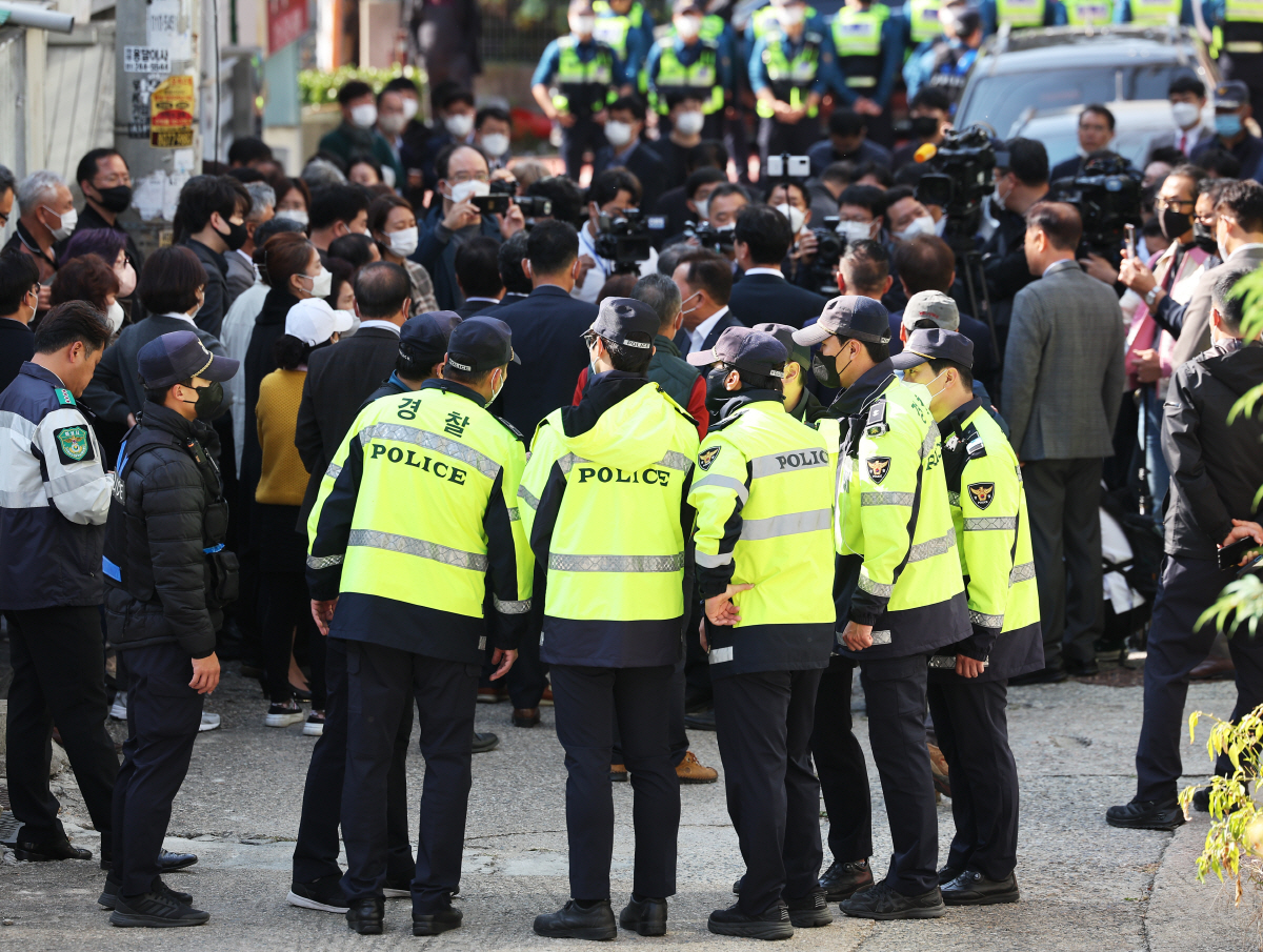 ▲연쇄성폭행범 박병화가 출소한 31일 거주지인 경기도 화성시의 원룸 주변을 통제하는 경찰(연합뉴스)
