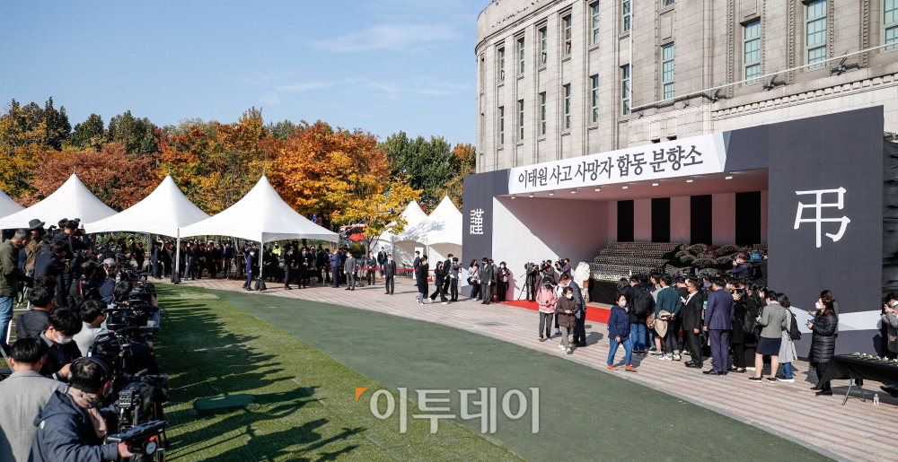 ▲31일 서울 중구 서울광장에 마련된 이태원 참사 사망자를 위한 합동분향소를 찾은 시민들이 헌화하고 있다. 조현호 기자 hyunho@