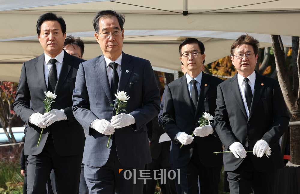 ▲한덕수 국무총리, 오세훈 서울시장 등 정부관계자들이 31일 서울광장에 마련된 이태원 사고 사망자 합동분향소에서 조문 하기 위해 이동하고 있다. 조현호 기자 hyunho@