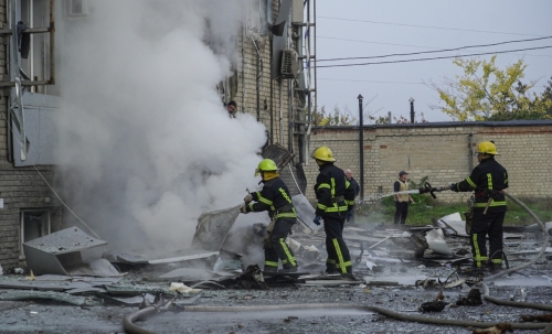 ▲우크라이나 자포리자 지역에서 25일(현지시간) 차량이 폭발해 소방관이 불을 끄고 있다. 자포리자(우크라이나)/EPA연합뉴스
