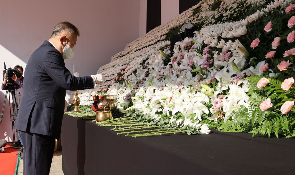 ▲이상민 행정안전부 장관이 31일 서울광장에 마련된 이태원 사고 사망자 합동분향소에서 분향을 하고 있다. 조현호 기자 hyunho@ (이투데이DB)