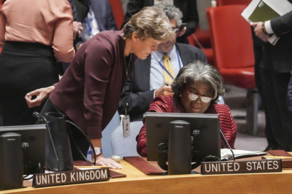 ▲린다 토마스-그린필드(오른쪽) 유엔 주재 미국 대사가 지난달 30일(현지시간) 뉴욕 유엔 본부에서 러시아의 우크라이나 점령지 병합을 규탄하는 유엔 안보리 결의안 표결에 앞서 바바라 우드워드 유엔 주재 영국 대사와 논의하고 있다. 뉴욕/AP뉴시스
