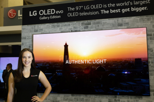 ▲LG전자가 미국 댈러스에서 열린 영상가전 전시회 CEDIA 2022에 참가해 혁신 TV 신제품을 대거 소개했다. LG모델이 최근 북미 시장에 출시된 97형 올레드 TV를 소개하고 있다.  (사진제공=LG전자)
