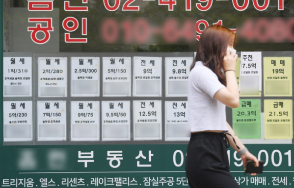 ▲20일 서울 시내의 한 부동산에 전·월세 상담 안내문이 붙어 있다. 유례 없는 '거래 절벽' 현상이 지속되며 올해 서울 부동산의 임대차 계약이 폭증하고 있다. 이날 법원 등기정보광장 서울 지역 부동산 임대차 계약 확정일자 통계에 따르면 올해 상반기(1~6월) 임대차 계약 건수는 46만4684건으로 집계됐다. 관련 통계를 집계한 2014년 이후 상반기 기준 40만건 이상을 기록한 것은 올해가 처음이다. 전세 거래량은 작년보다 11.6% 증가하며 올해 상반기 21만8620건으로 역대 최다를 기록하고 월세 거래량도 작년보다 55.2% 증가하며 올해 상반기 24만6064건으로 역대 최다를 기록했다. 조현호 기자 hyunho@ (이투데이DB)