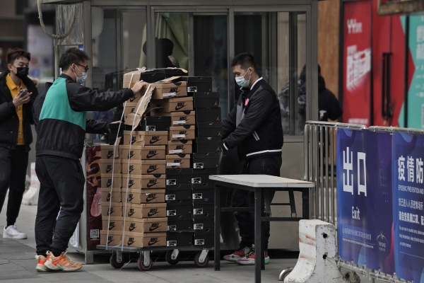 ▲중국 베이징의 한 쇼핑몰에서 나이키 상품 박스가 옮겨지고 있다. 베이징/AP뉴시스
