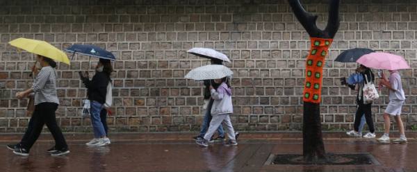 ▲3일 오전 서울 중구 덕수궁 인근에서 시민들이 우산을 쓴 채 이동하고 있다. (연합뉴스)