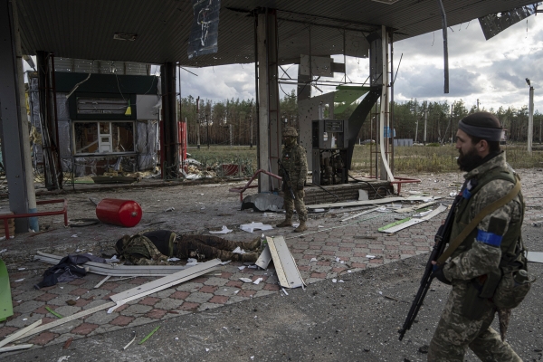 ▲우크라이나군이 3일(현지시간) 탈환한 리만 지역을 살피고 있다. 리만/AP연합뉴스
