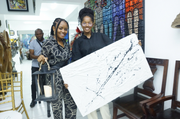 ▲LG전자가 나이지리아에서 현지 기후변화 대응 NGO 및 젊은 예술가들과 협업해 올레드 TV 포장 박스를 활용한 친환경 전시를 열었다. (사진제공=LG전자)